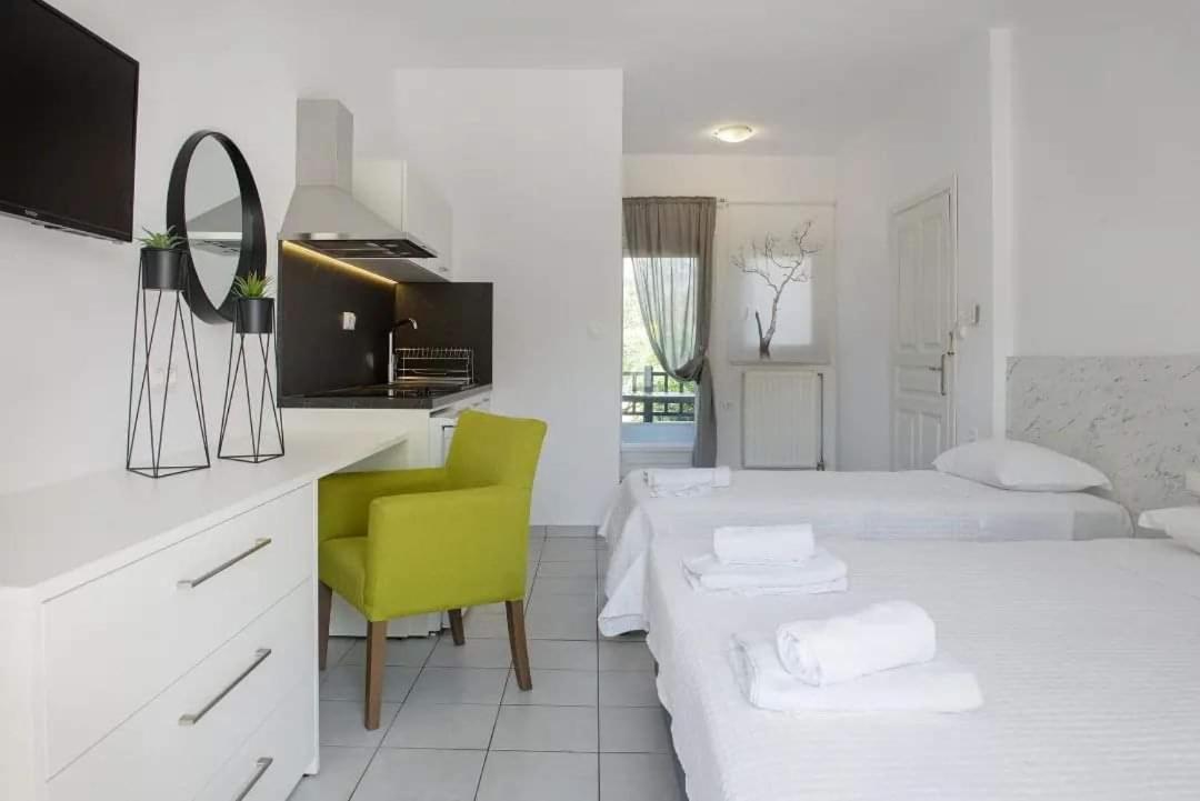 Hotel Papanikolaou อิเอริสโซส ภายนอก รูปภาพ
